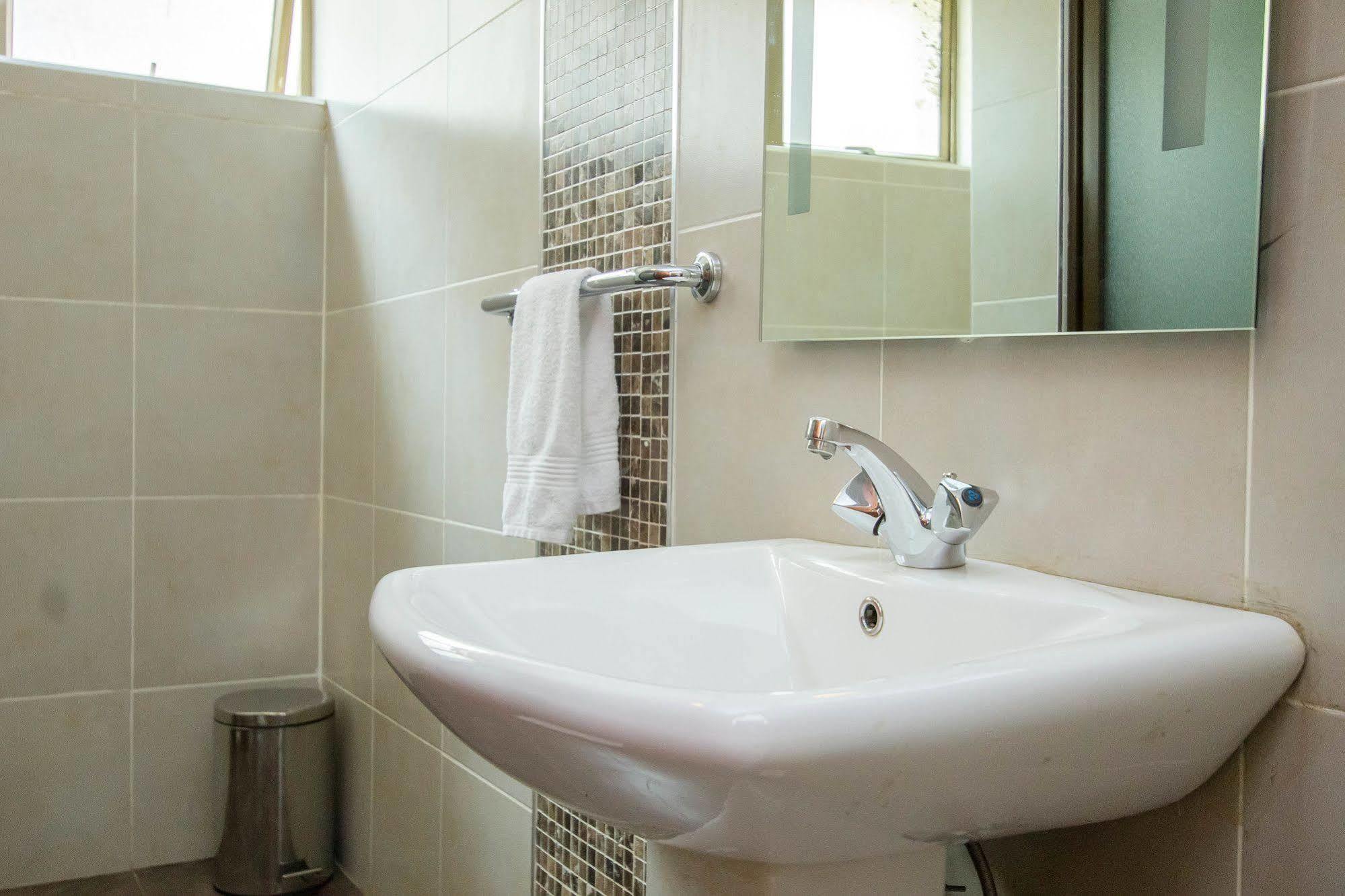 Victoria Comfort Inn Кісуму Екстер'єр фото
